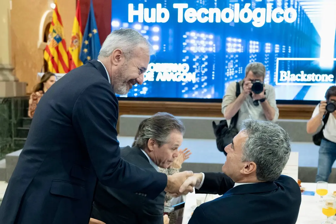 Jorge Azc&oacute;n saluda al representante del fondo Blackstone