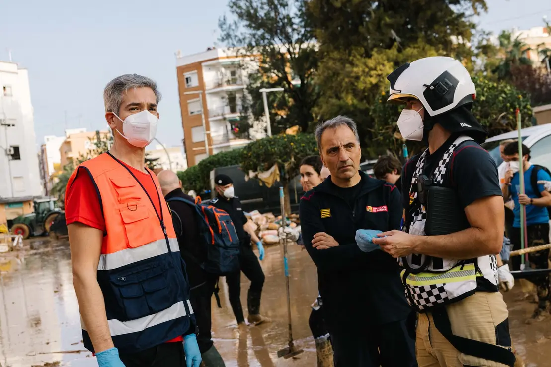 Jorge Crespo en el municipio valenciano de Catarroja con los efectivos de los bomberos