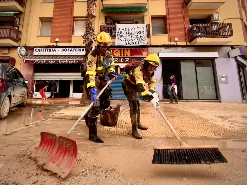 Los efectivos de Arag&oacute;n limpian Catarroja