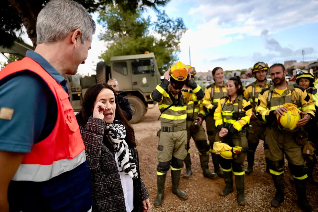 La alcaldesa de Catarroja se emociona al despedirse de los efectivos aragoneses