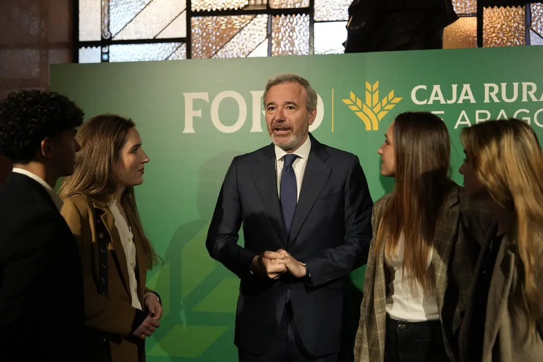 El presidente de Arag&oacute;n, Jorge Azc&oacute;n, en el foro de Caja Rural de Arag&oacute;n / &Aacute;lvaro Calvo
