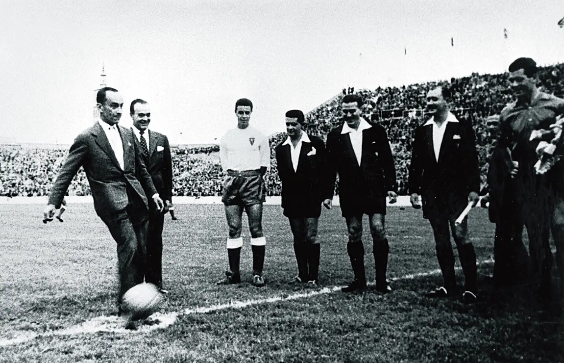 Saque de honor en la inauguraci&oacute;n de La Romareda
