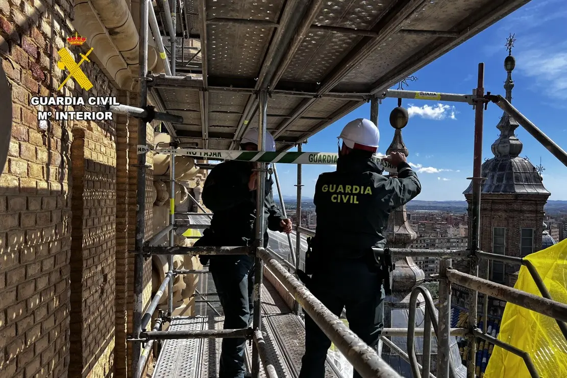 Nido de cern&iacute;calos en una torre del Pilar / V&iacute;a Guardia Civil
