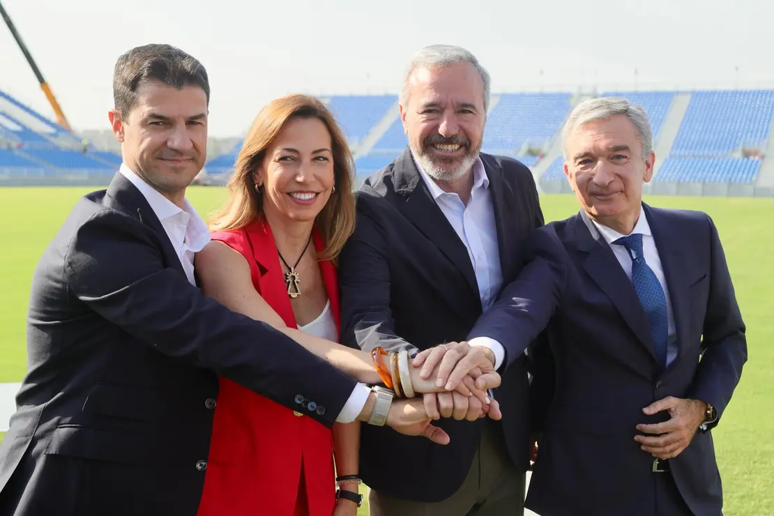 Firma del acuerdo con Ibercaja para el naming de La Romareda y el estadio modular. /AZ