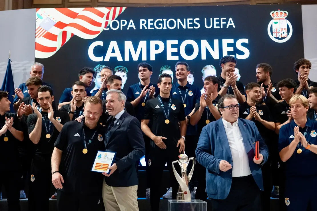 Acto de bienvenida a los campeones de la Copa de Regiones de la UEFA ./ Fabi&aacute;n Sim&oacute;n