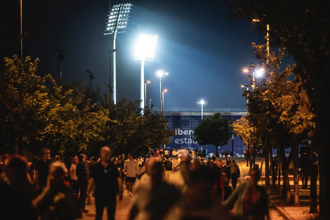 Aficionados en el exterior del Ibercaja Estadio / Marcos Cebri&aacute;n