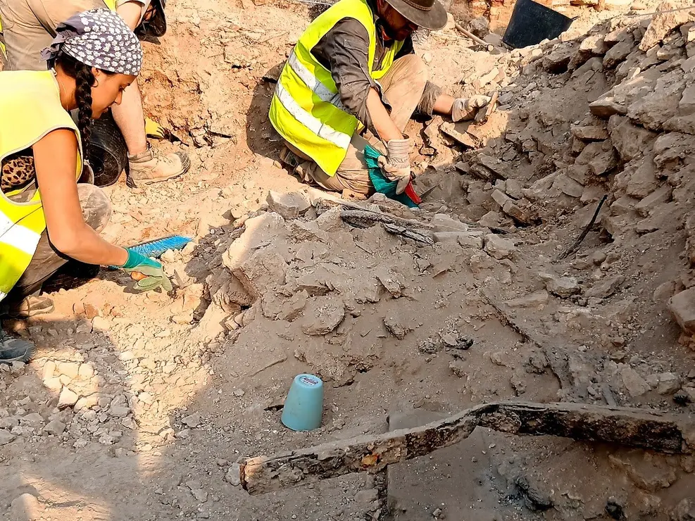 belchite-excavaciones-sinagoga-medieval-restos-tribuna-metalica-bimah-1