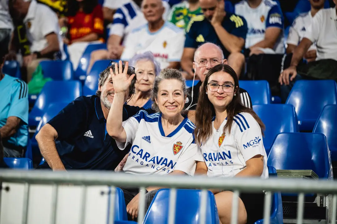 Aficionados del Real Zaragoza en el Ibercaja Estadio / Marcos Cebri&aacute;n