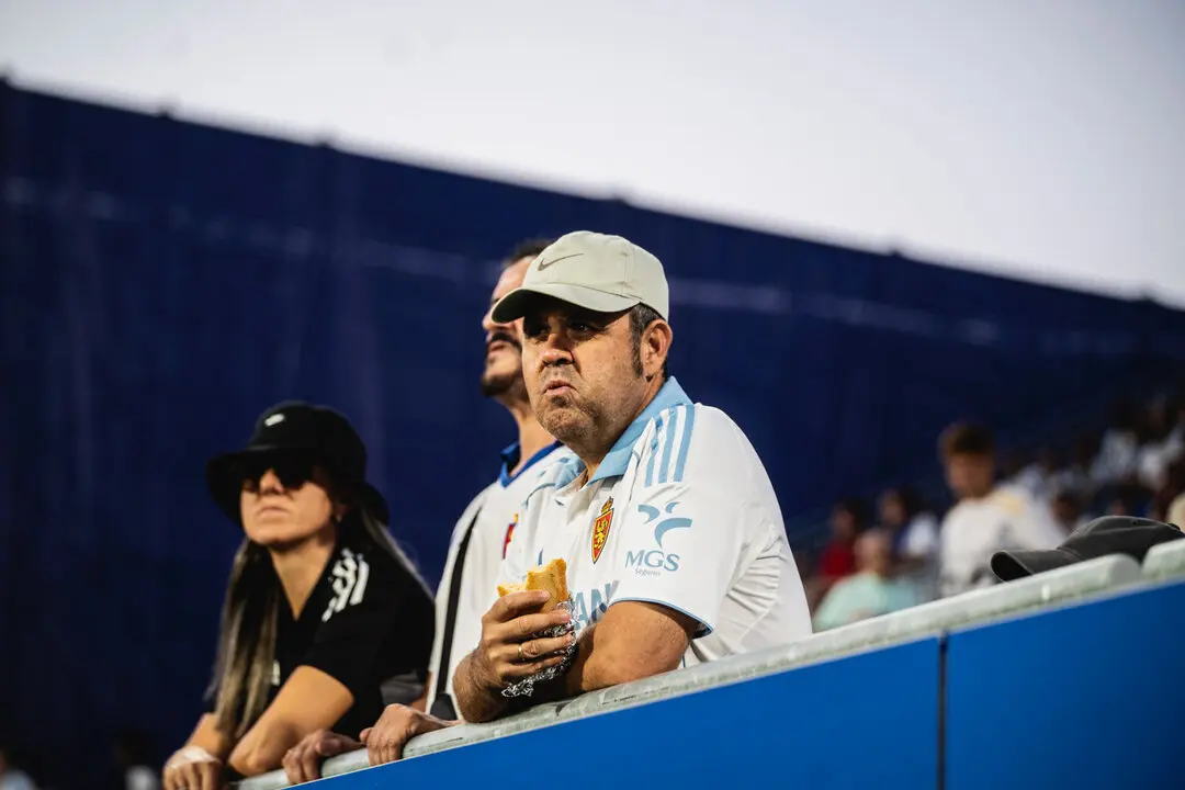 Aficionados del Real Zaragoza en el Ibercaja Estadio / Marcos Cebri&aacute;n
