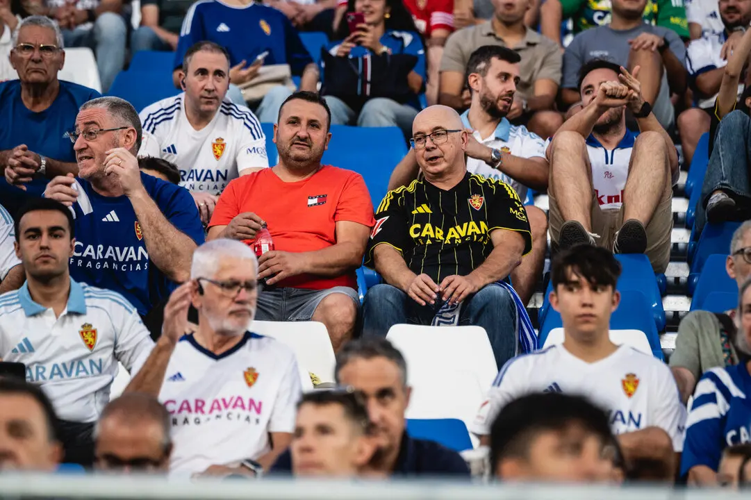 Aficionados del Real Zaragoza en el Ibercaja Estadio / Marcos Cebri&aacute;n