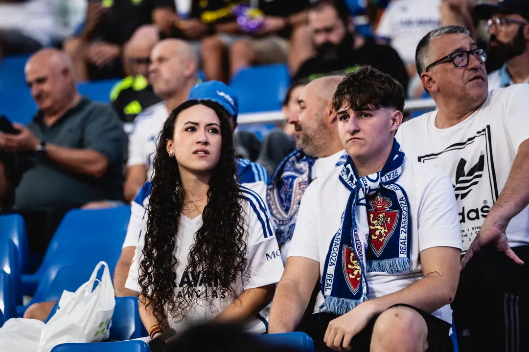 Aficionados del Real Zaragoza en el Ibercaja Estadio / Marcos Cebri&aacute;n