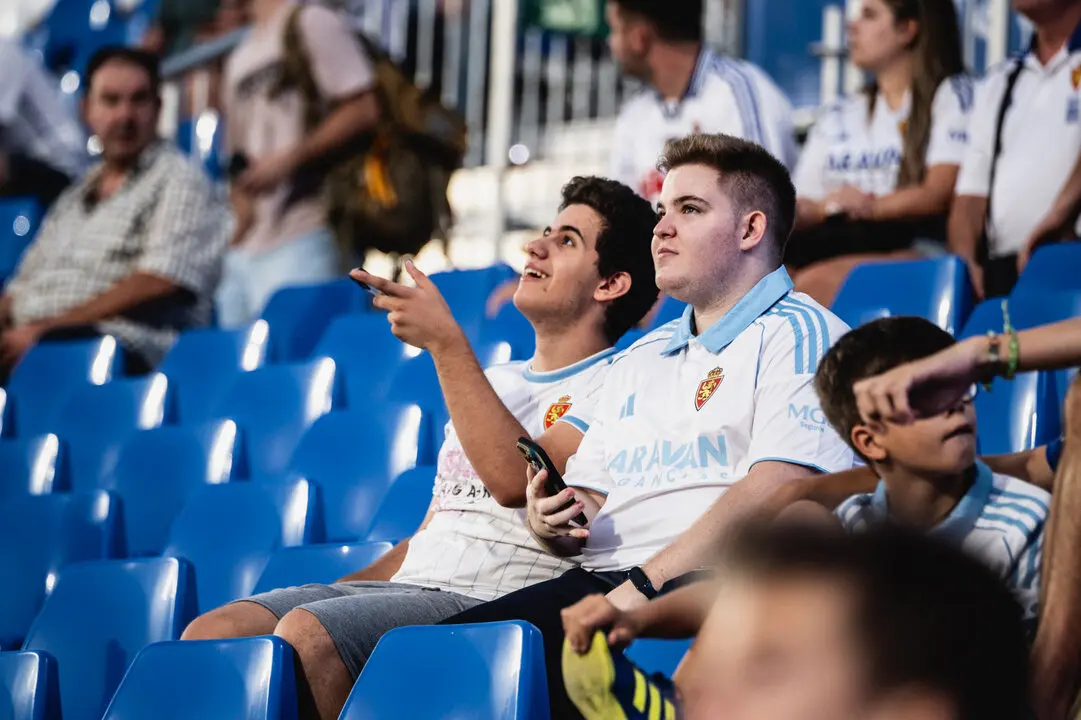 Aficionados del Real Zaragoza en el Ibercaja Estadio / Marcos Cebri&aacute;n