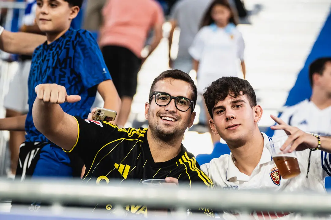 Aficionados del Real Zaragoza en el Ibercaja Estadio / Marcos Cebri&aacute;n