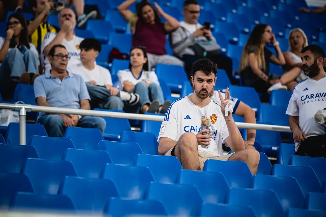 Aficionados del Real Zaragoza en el Ibercaja Estadio / Marcos Cebri&aacute;n