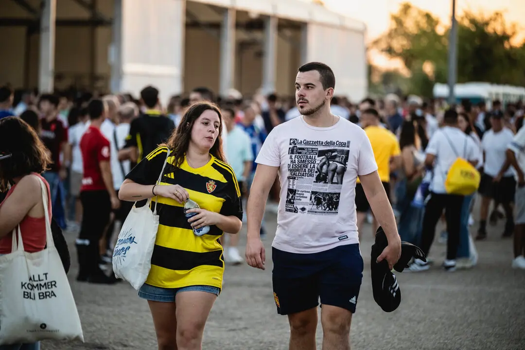 Aficionados del Real Zaragoza en el Ibercaja Estadio / Marcos Cebri&aacute;n