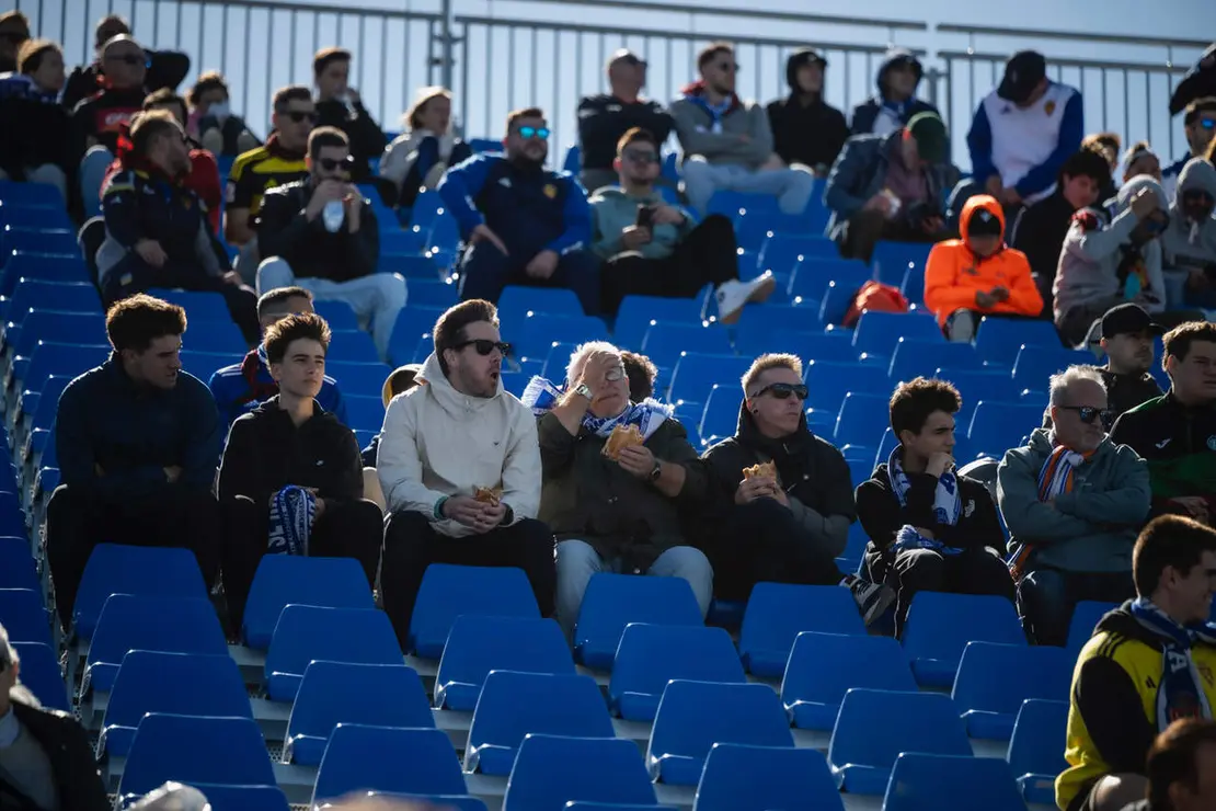 Aficionados del Real Zaragoza ante el C&oacute;rdoba / Marcos Cebri&aacute;n