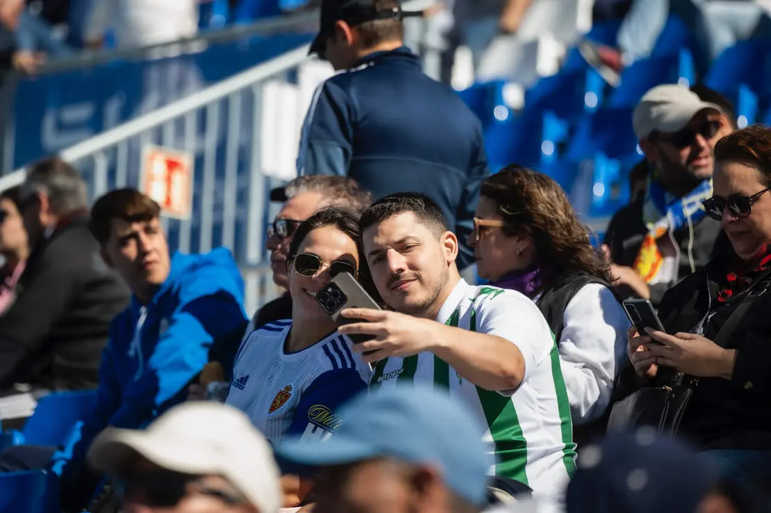 Aficionados del Real Zaragoza ante el C&oacute;rdoba / Marcos Cebri&aacute;n