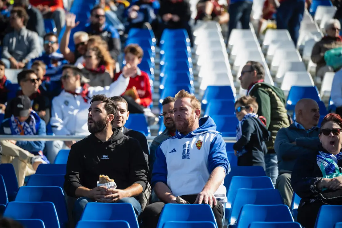 Aficionados del Real Zaragoza ante el C&oacute;rdoba / Marcos Cebri&aacute;n