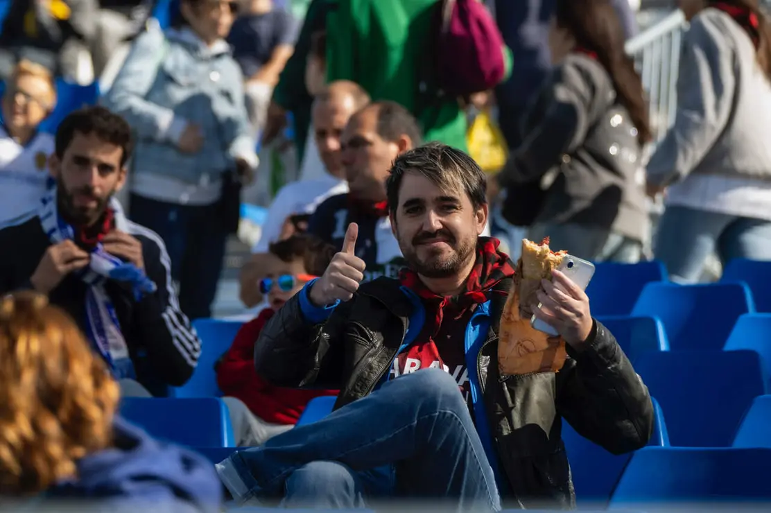 Aficionados del Real Zaragoza ante el C&oacute;rdoba / Marcos Cebri&aacute;n