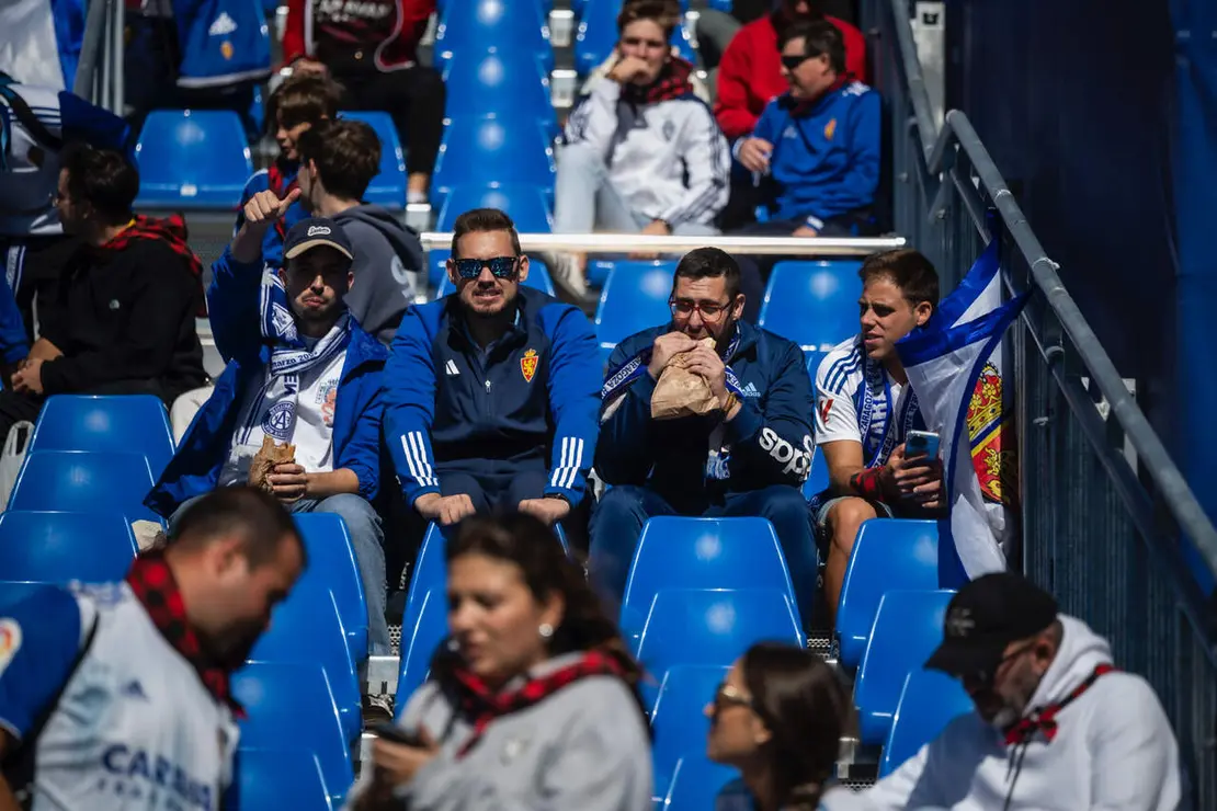 Aficionados del Real Zaragoza ante el C&oacute;rdoba / Marcos Cebri&aacute;n
