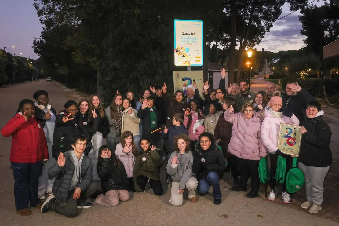 El Ayuntamiento ha renovado la placa que acredita a Zaragoza como Ciudad Amiga de la Infancia y la Adolescencia. / AZ