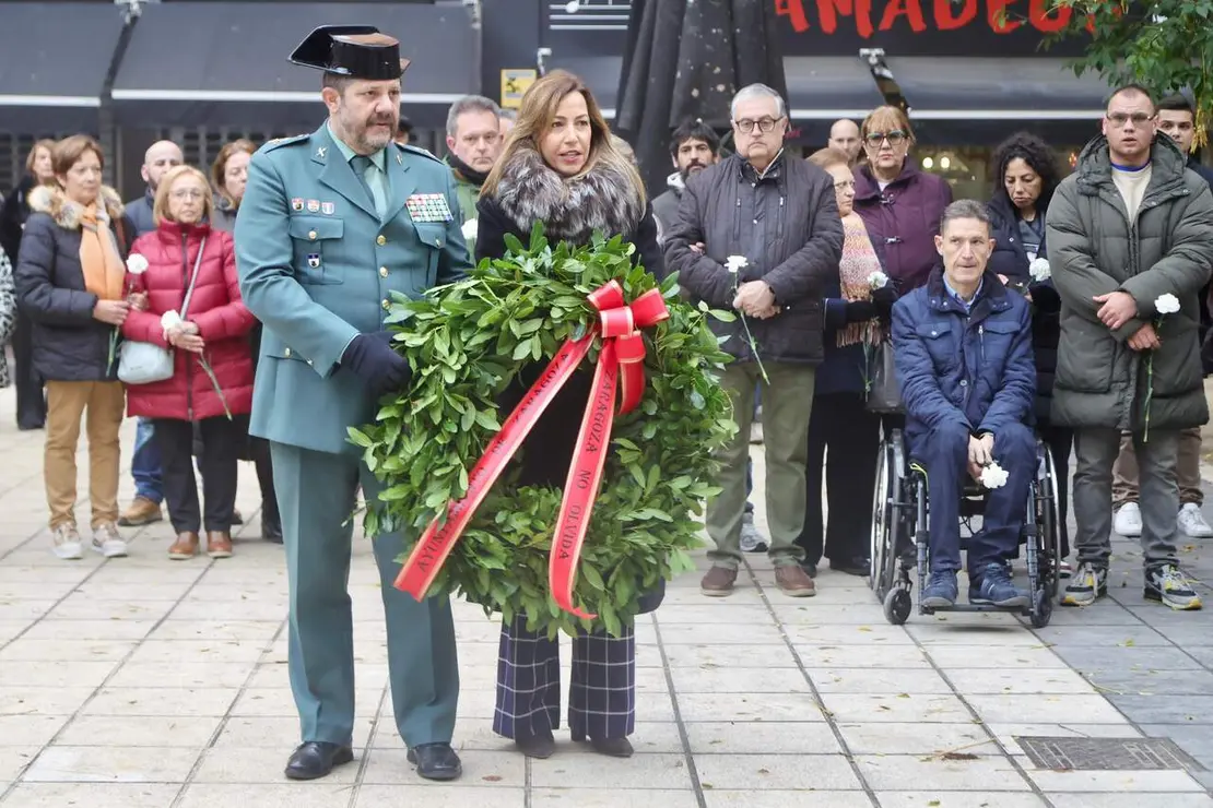 Acto de homenaje a las v&iacute;ctimas del atentado contra la Casa Cuartel. /AZ