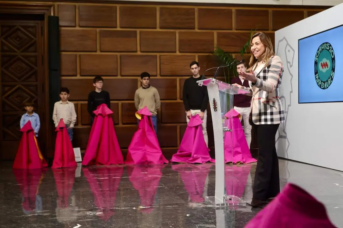 Natalia Chueca y representantes de la Escuela Taurina "Mar de Nubes"