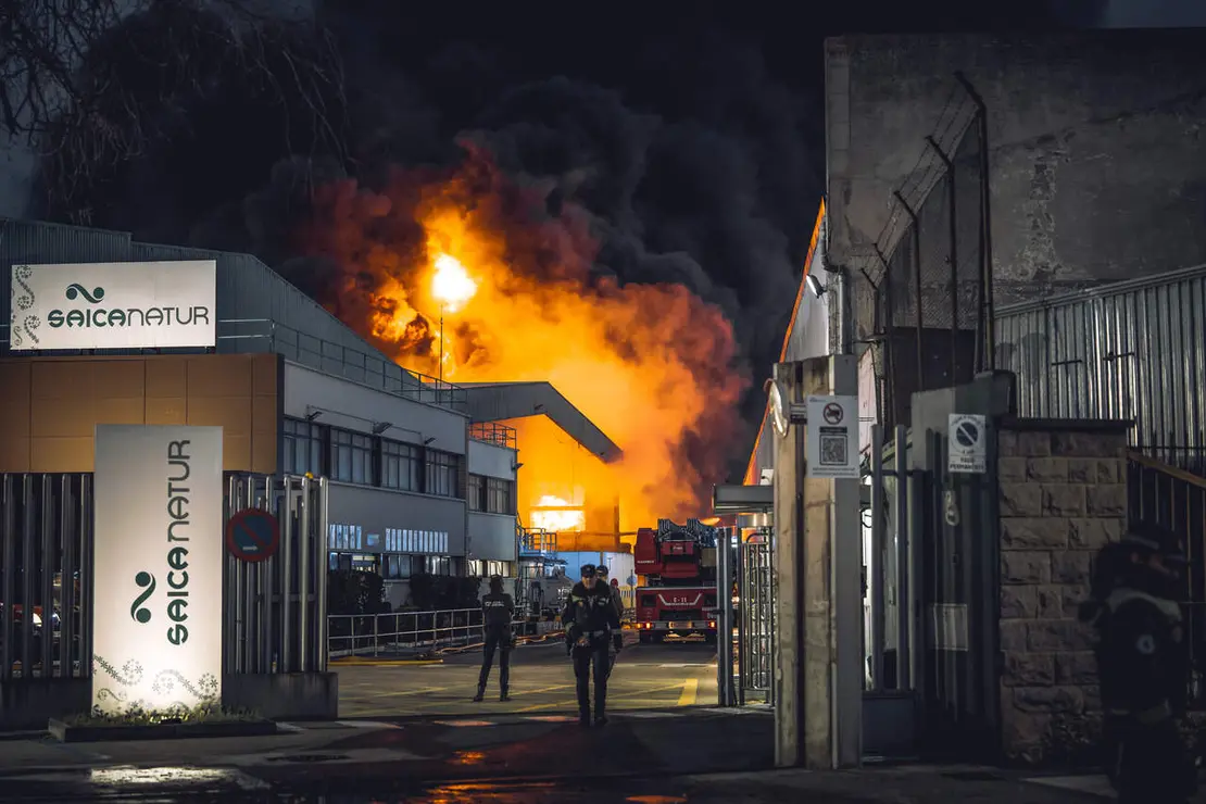 El incendio en Saica Natur, en la ciudad de Zaragoza / &Aacute;lvaro Calvo