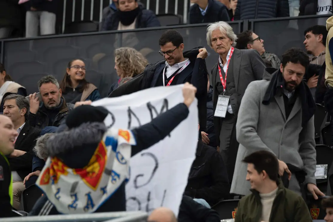 Fotogaler&iacute;a | Pitada y gritos contra la propiedad del Real Zaragoza: "Mas go home" / Marcos Cebri&aacute;n para Sport Arag&oacute;n