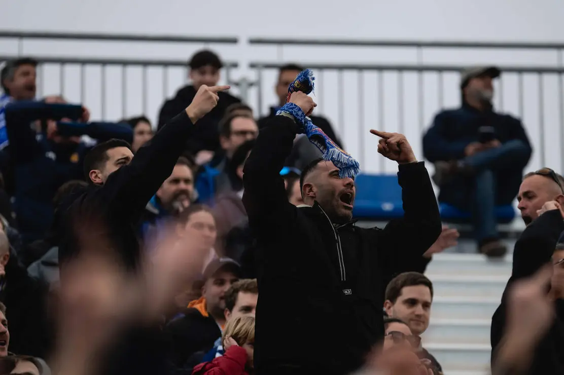 Fotogaler&iacute;a | Pitada y gritos contra la propiedad del Real Zaragoza: "Mas go home" / Marcos Cebri&aacute;n para Sport Arag&oacute;n