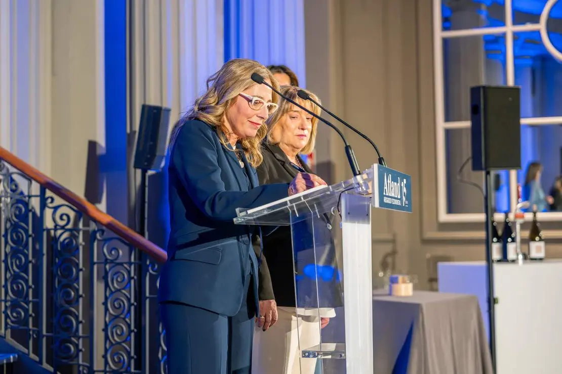Blanca Solans y Tomasa Hern&aacute;ndez en la firma del libro conmemorativo