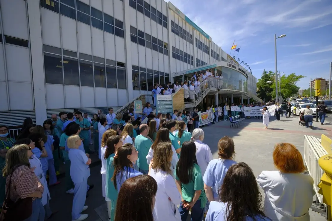 Concentraci&oacute;n ante el hospital Miguel Servet (10)