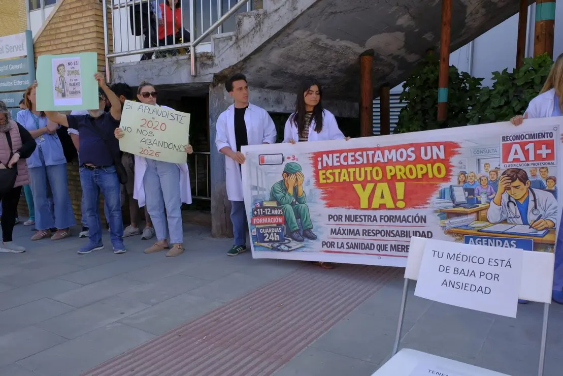 Concentraci&oacute;n ante el hospital Miguel Servet (7)