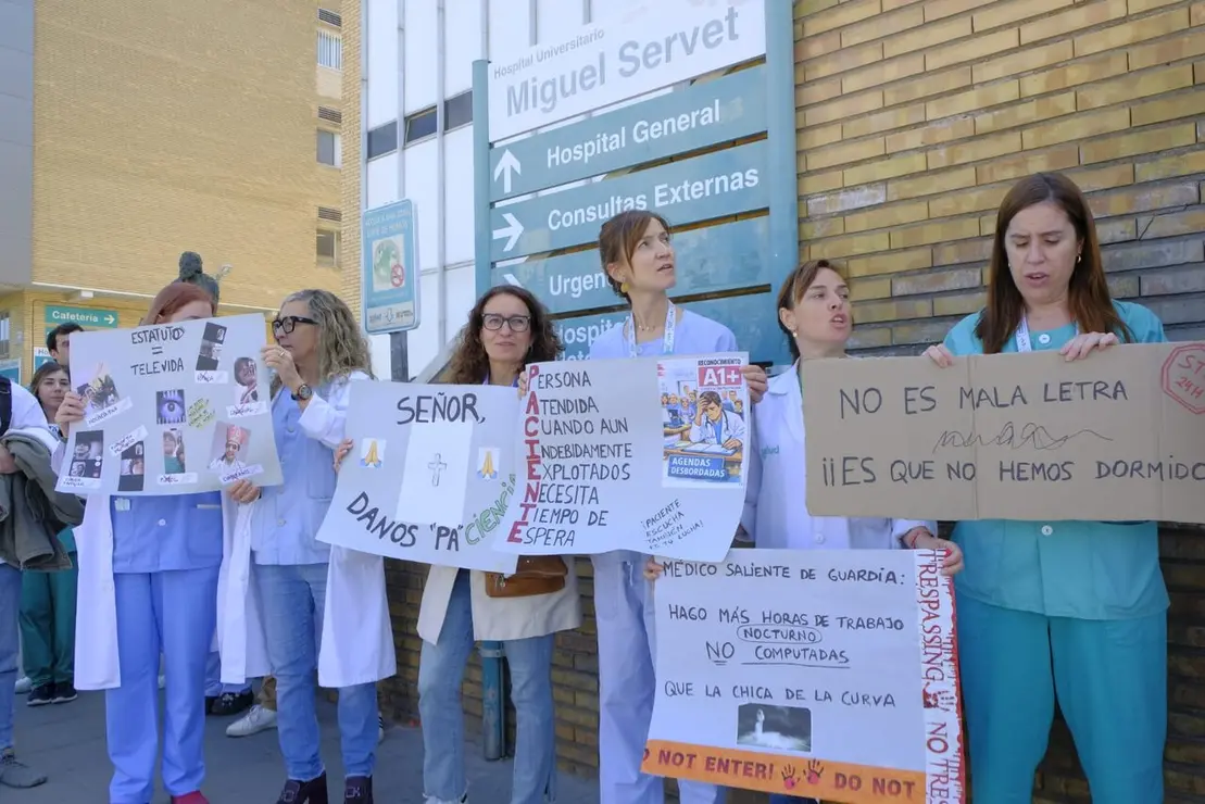 Concentraci&oacute;n ante el hospital Miguel Servet.