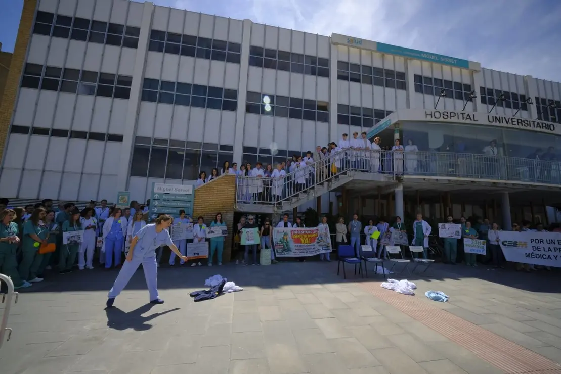 Concentraci&oacute;n ante el hospital Miguel Servet (2)