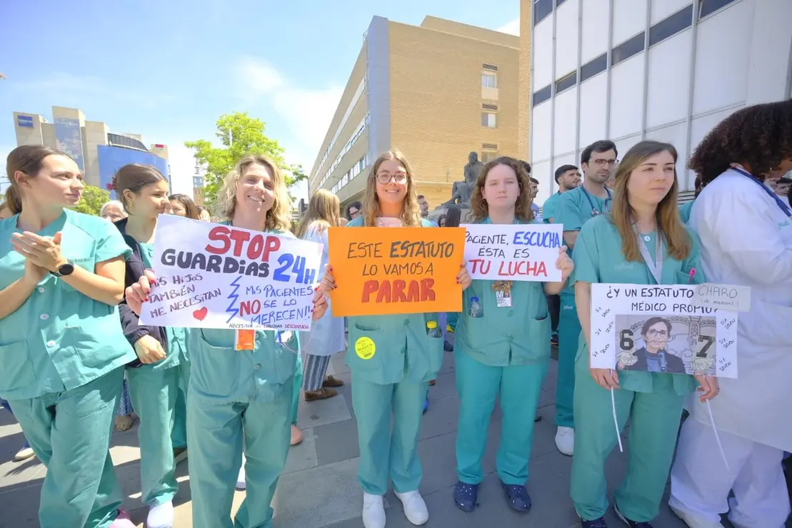 Concentraci&oacute;n ante el hospital Miguel Servet (1)