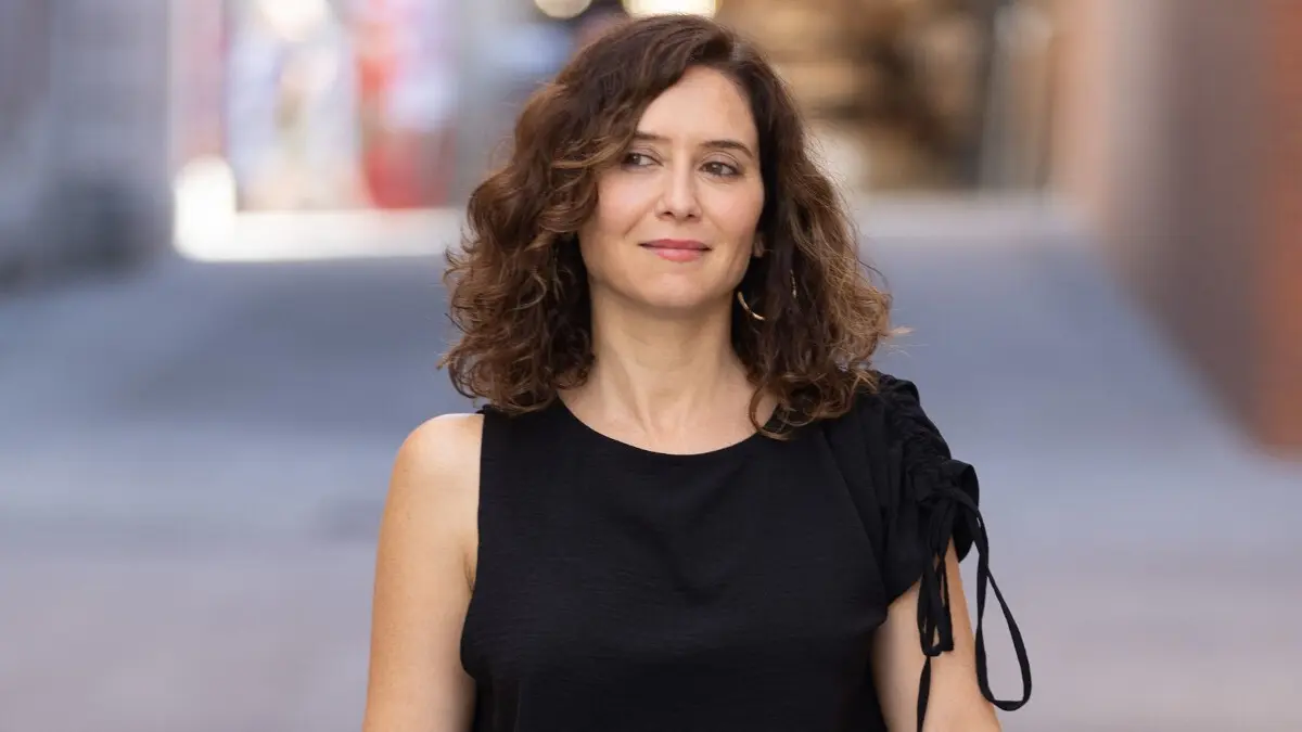 Las zapatillas Joma de Isabel D&iacute;az Ayuso: el modelo espa&ntilde;ol de 120 euros que ya tiene lista de espera