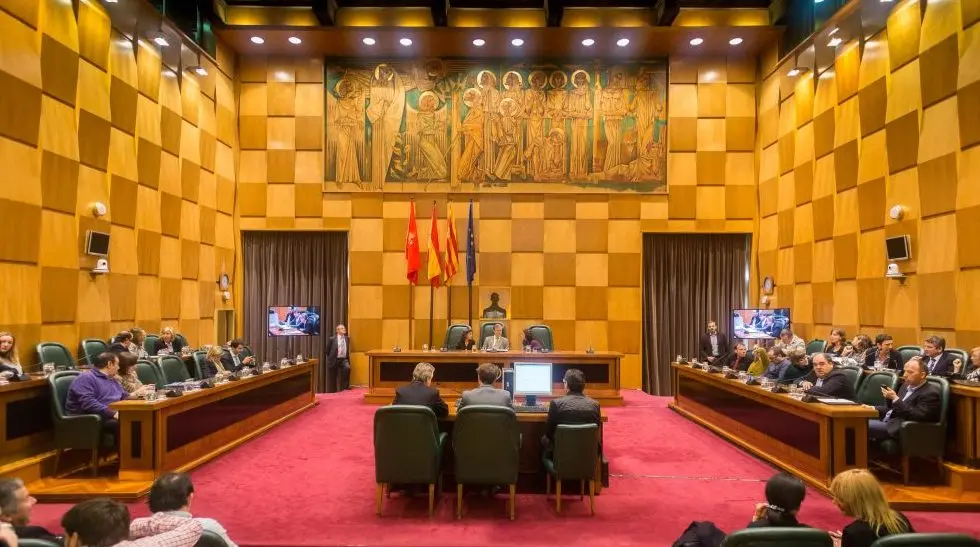 Sala de plenos del ayuntamiento de Zaragoza.