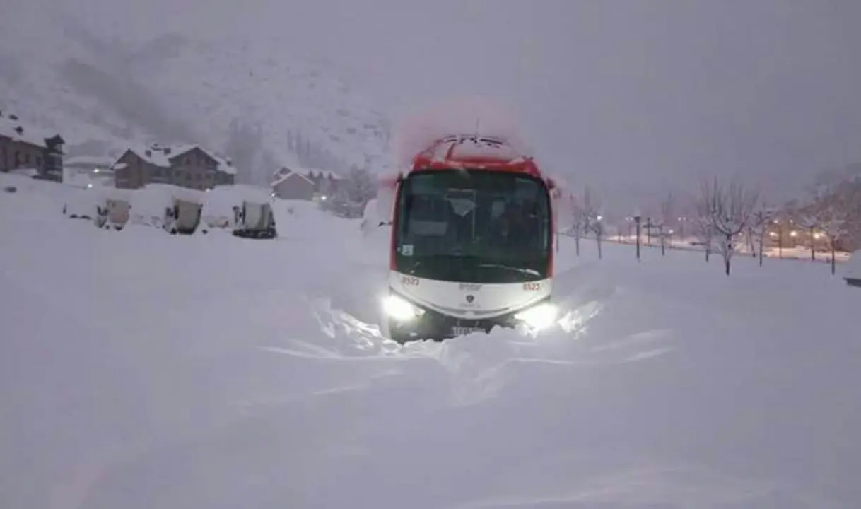 Un autob&uacute;s se abre paso entre la nieve durante el episodio de Filomena en 2021 / HOY ARAGON