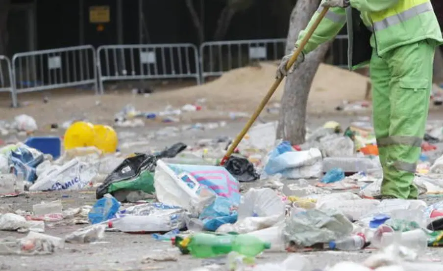 Los operarios de FCC trabajan durante todo el d&iacute;a para recoger las toneladas de basura / AZ