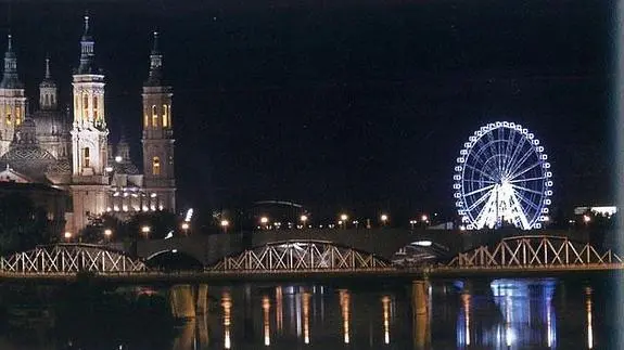 La gigantesca noria en la misma imagen que la siempre impresionante Bas&iacute;lica del Pilar / HOY ARAG&Oacute;N