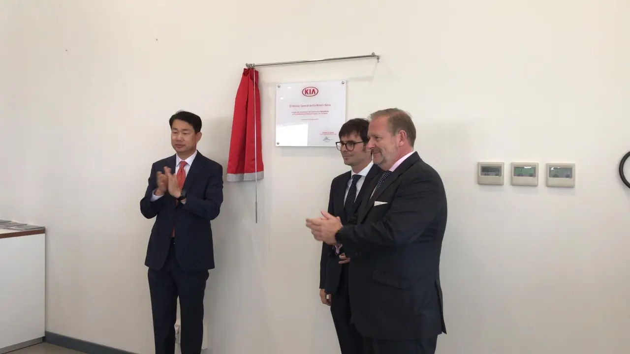Mr Kim, Presidente de Kia Motors Iberia, Javier Iribarren, Gerente de Autosalduba y Eduardo Divar, director general de Kia Motors Iberia