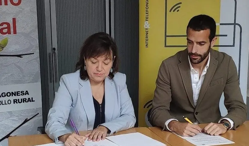 Momento de la firma del convenio entre la Presidenta de RADR, y Eti&eacute;n Aldea, Director de Marketing de Embou