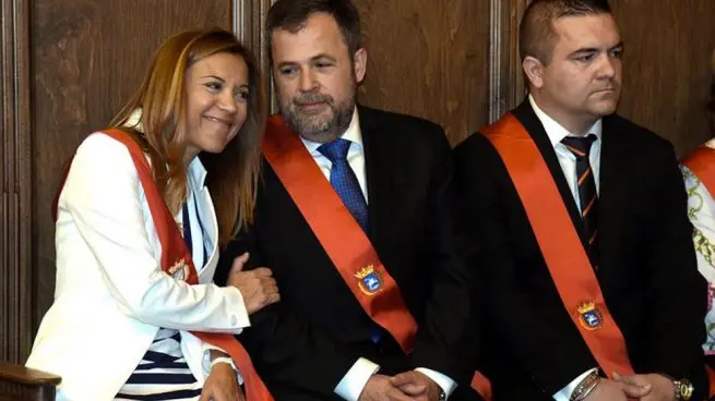 La 'popular' Ana Al&oacute;s junto al portavoz de Ciudadanos Jos&eacute; Luis Cadena, momentos antes de la votaci&oacute;n / EFE