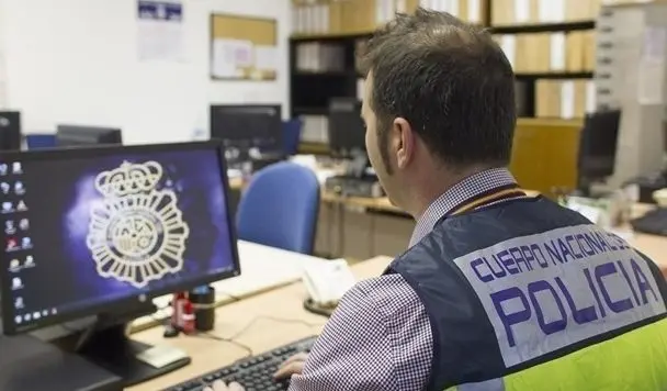 Imagen de uno de los investigadores de la Polic&iacute;a Nacional donde el menor interpuso la denuncia/H.A.