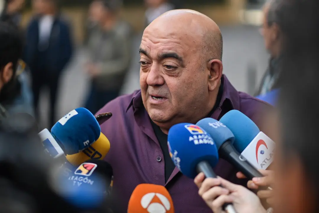 Javier La&iacute;nez, en declaraciones a los periodistas durante el juicio del 'crimen de los tirantes' / Marcos Cebri&aacute;n para HOY ARAG&Oacute;N