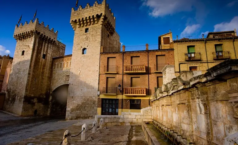 El pueblo de Daroca entre murallas.