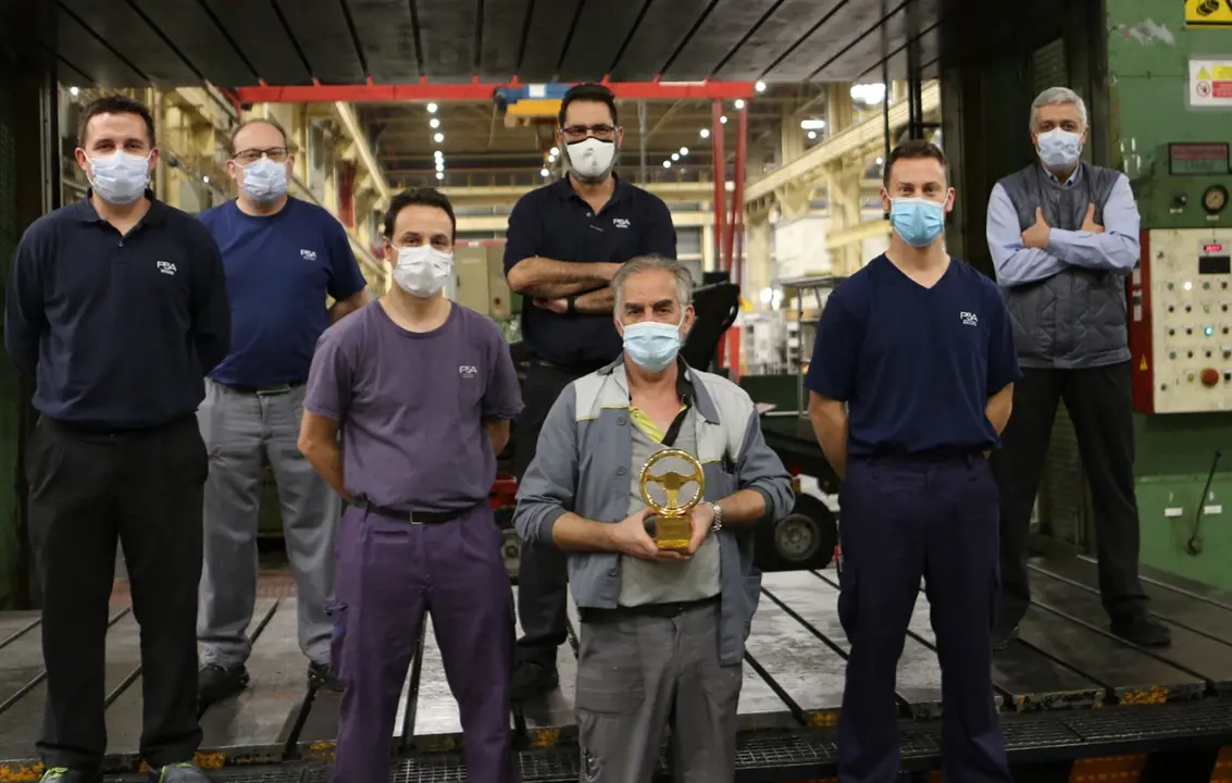 Trabajadores de Figueruelas reciben el premio Volante de Oro por el Opel Corsa-e
