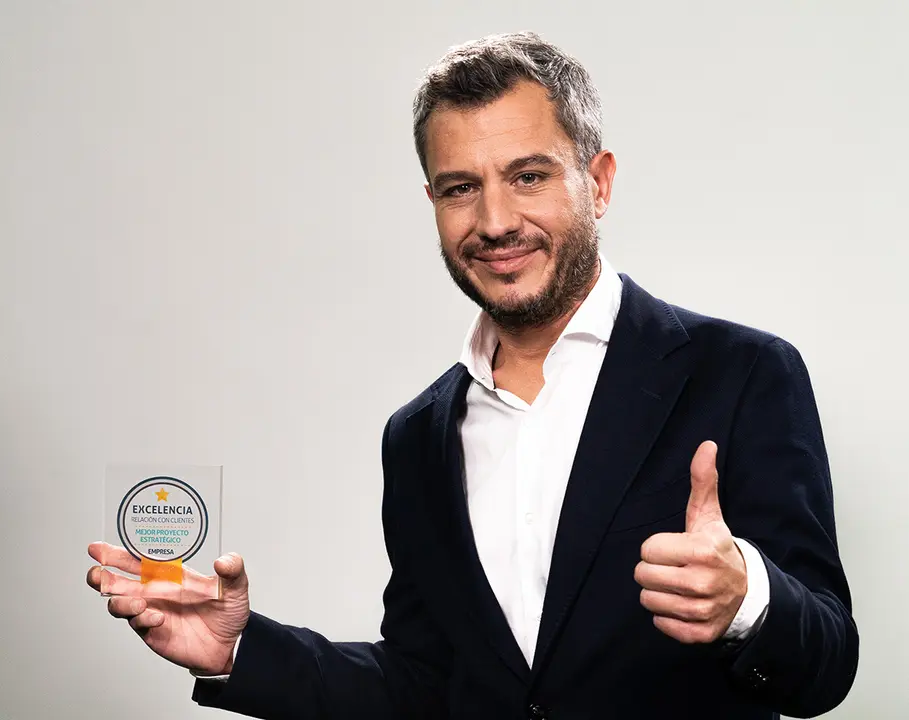 Nacho Torre posa con el premio al Mejor Proyecto de Innovaci&oacute;n Tecnol&oacute;gica concedido a Ibercaja Connect