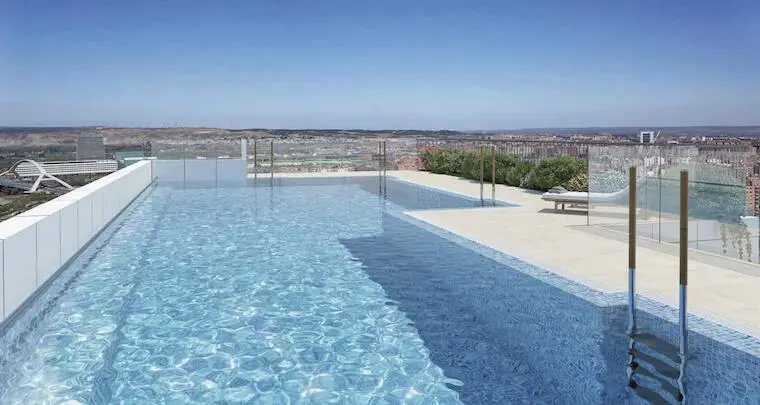 La piscina donde tocar el cielo de la ciudad / Plaza 14